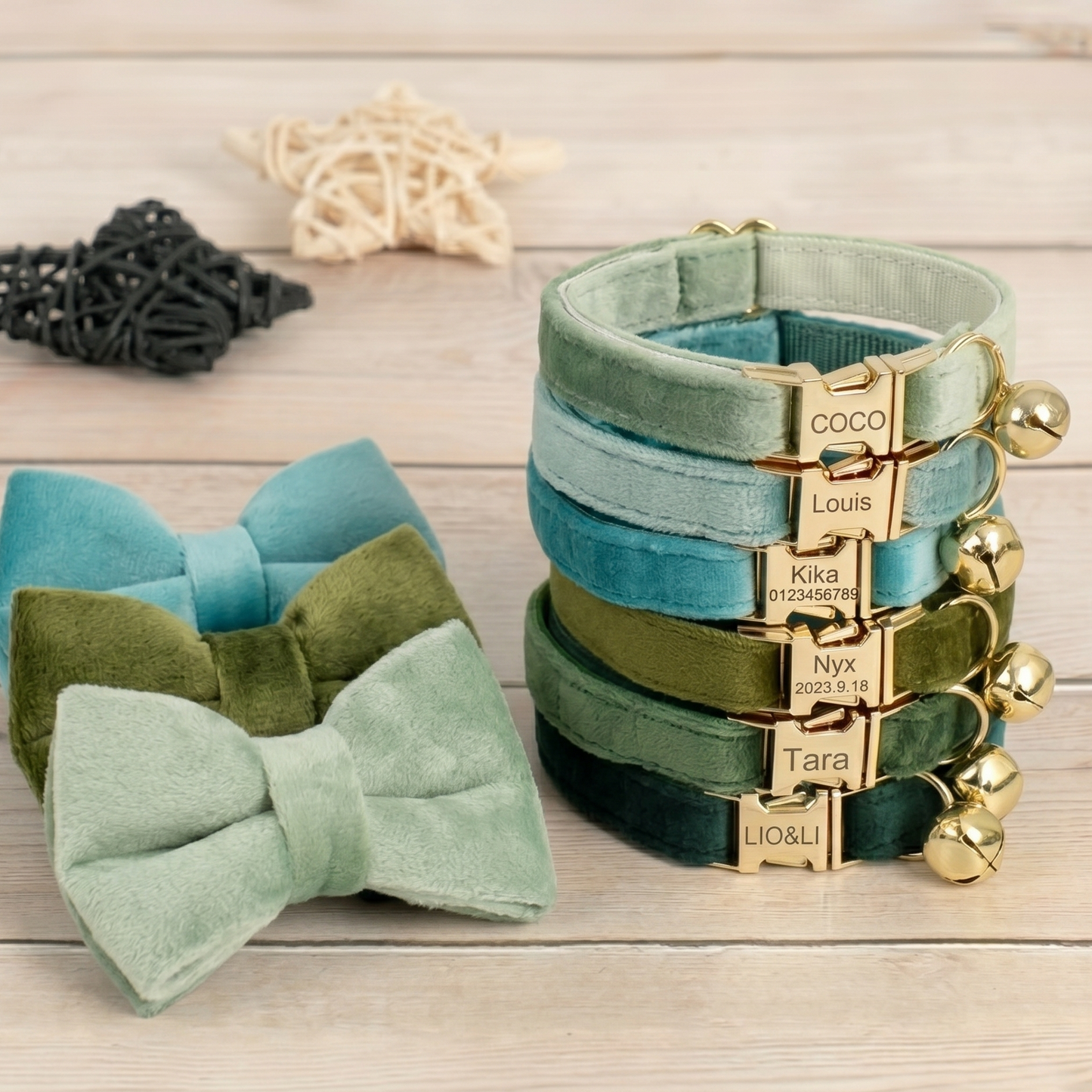 Collection de colliers chat et petit chien en velours dans plusieurs nuances de vert avec boucle dorée gravée prénom et grelot doré