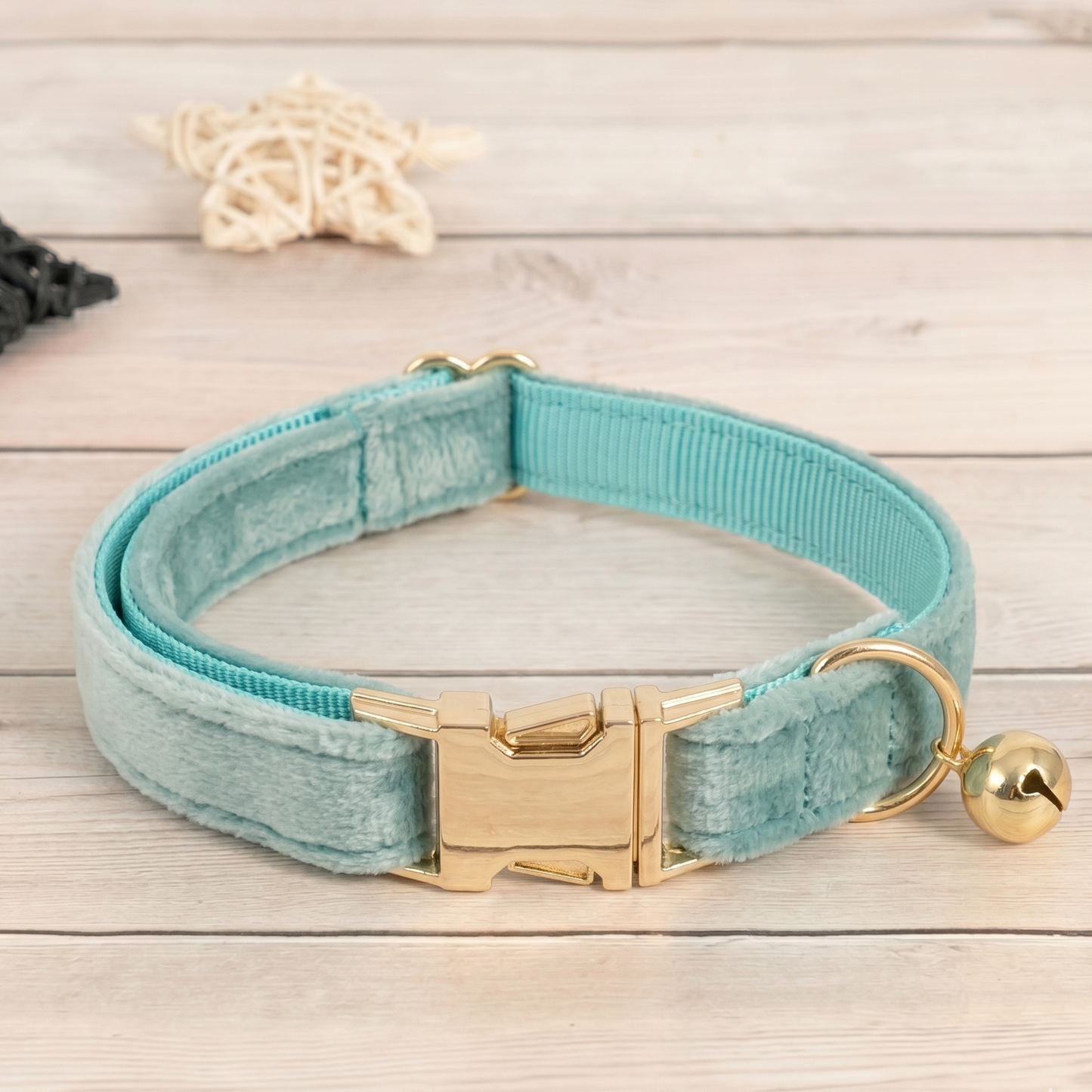 Collier chat et petit chien en velours bleu ciel doux avec boucle dorée personnalisable et grelot doré, ajustable et élégant