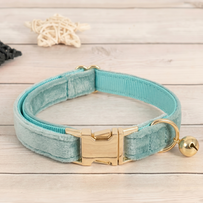 Collier chat et petit chien en velours bleu ciel doux avec boucle dorée personnalisable et grelot doré, ajustable et élégant