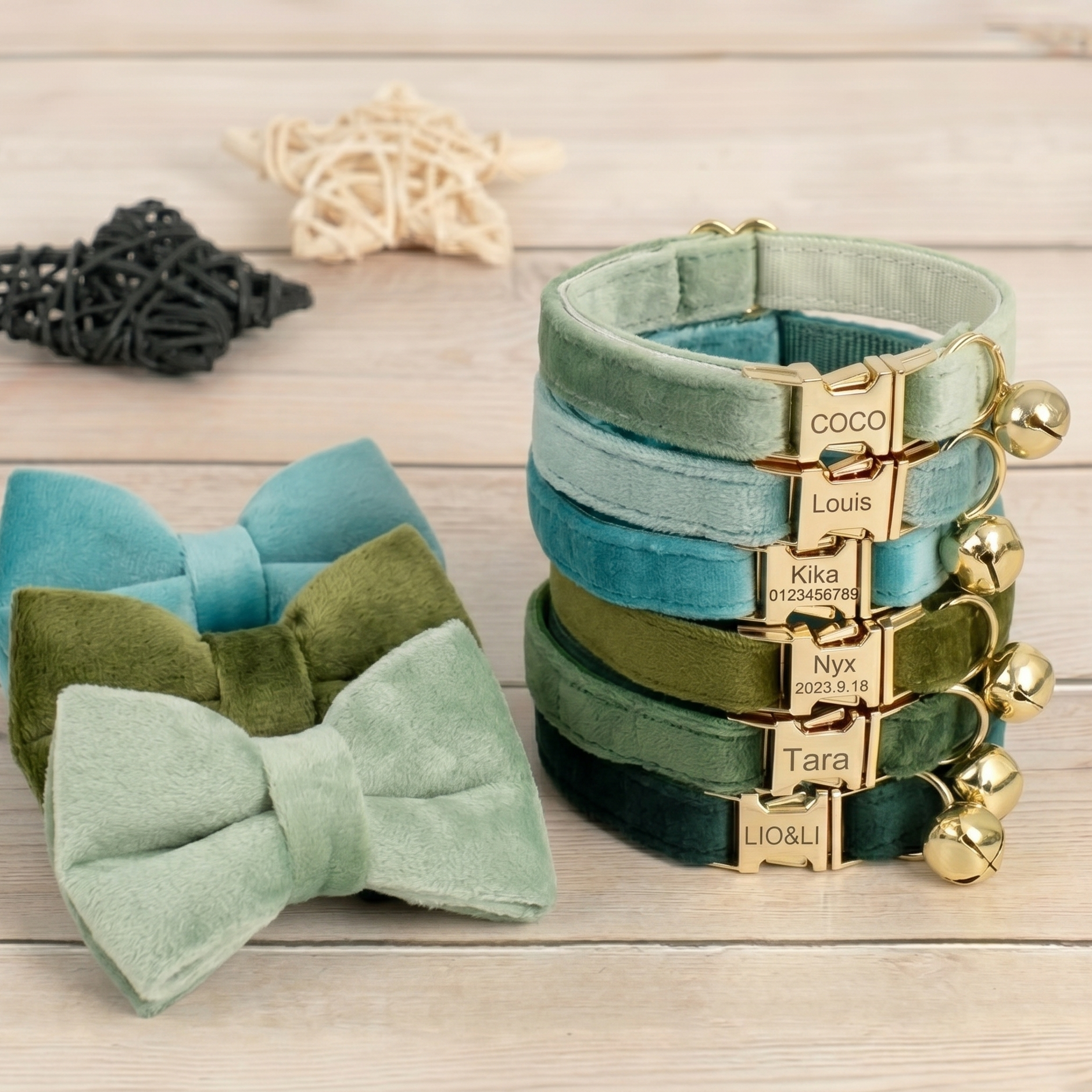 Collection de colliers chat et petit chien en velours dans plusieurs nuances de vert avec boucle dorée gravée prénom et grelot doré
