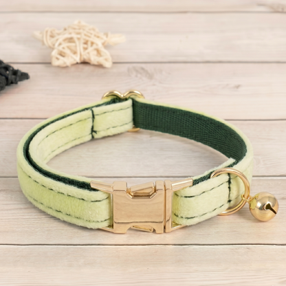Collier chat et petit chien en velours vert clair doux avec boucle dorée personnalisable et grelot doré, ajustable et élégant
