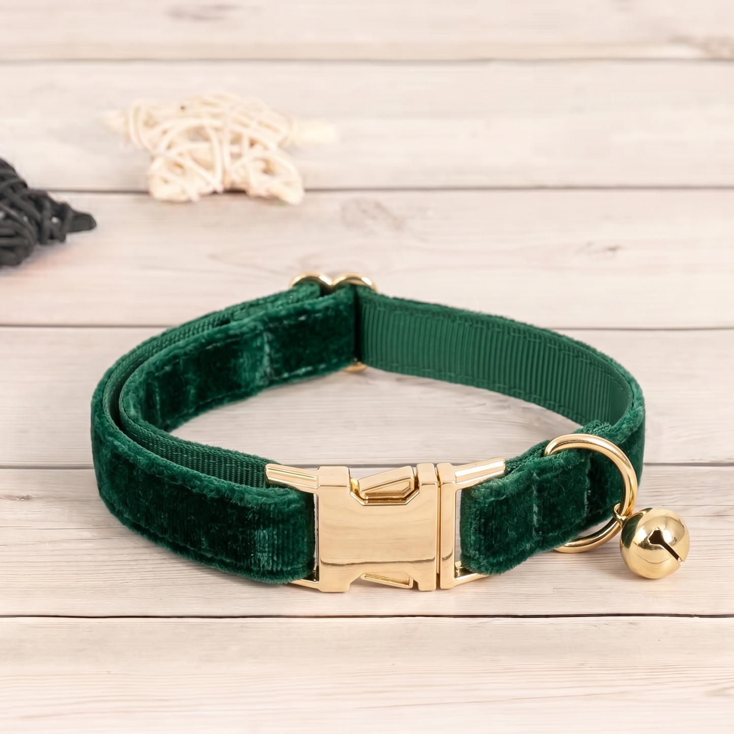 Collier chat et petit chien en velours vert émeraude avec boucle dorée personnalisable et grelot, ajustable et élégant