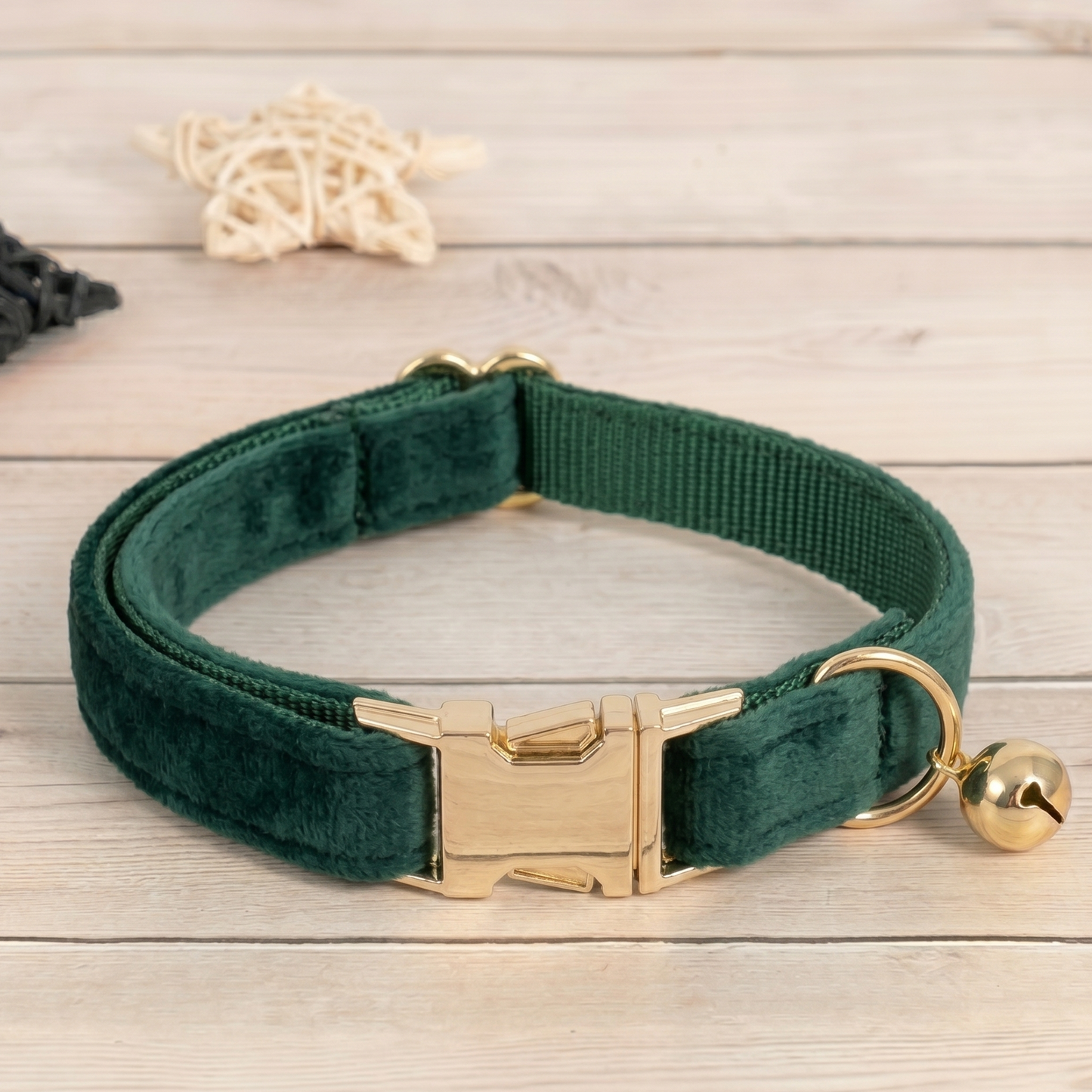 Collier chat et petit chien en velours vert foncé doux avec boucle dorée personnalisable et grelot doré, ajustable et élégant