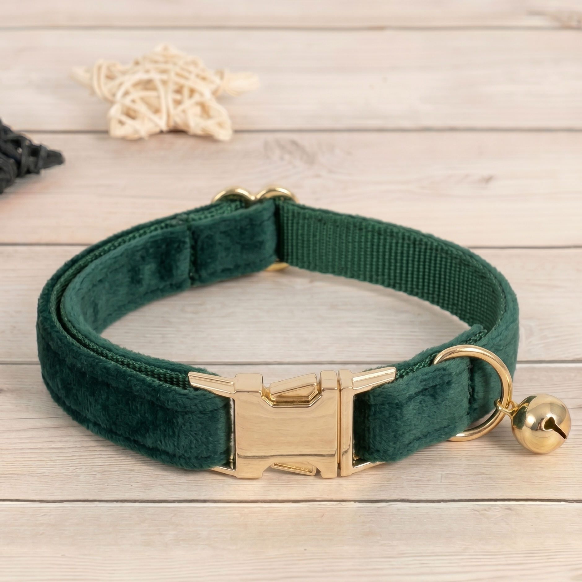 Collier chat et petit chien en velours vert foncé doux avec boucle dorée personnalisable et grelot doré, ajustable et élégant