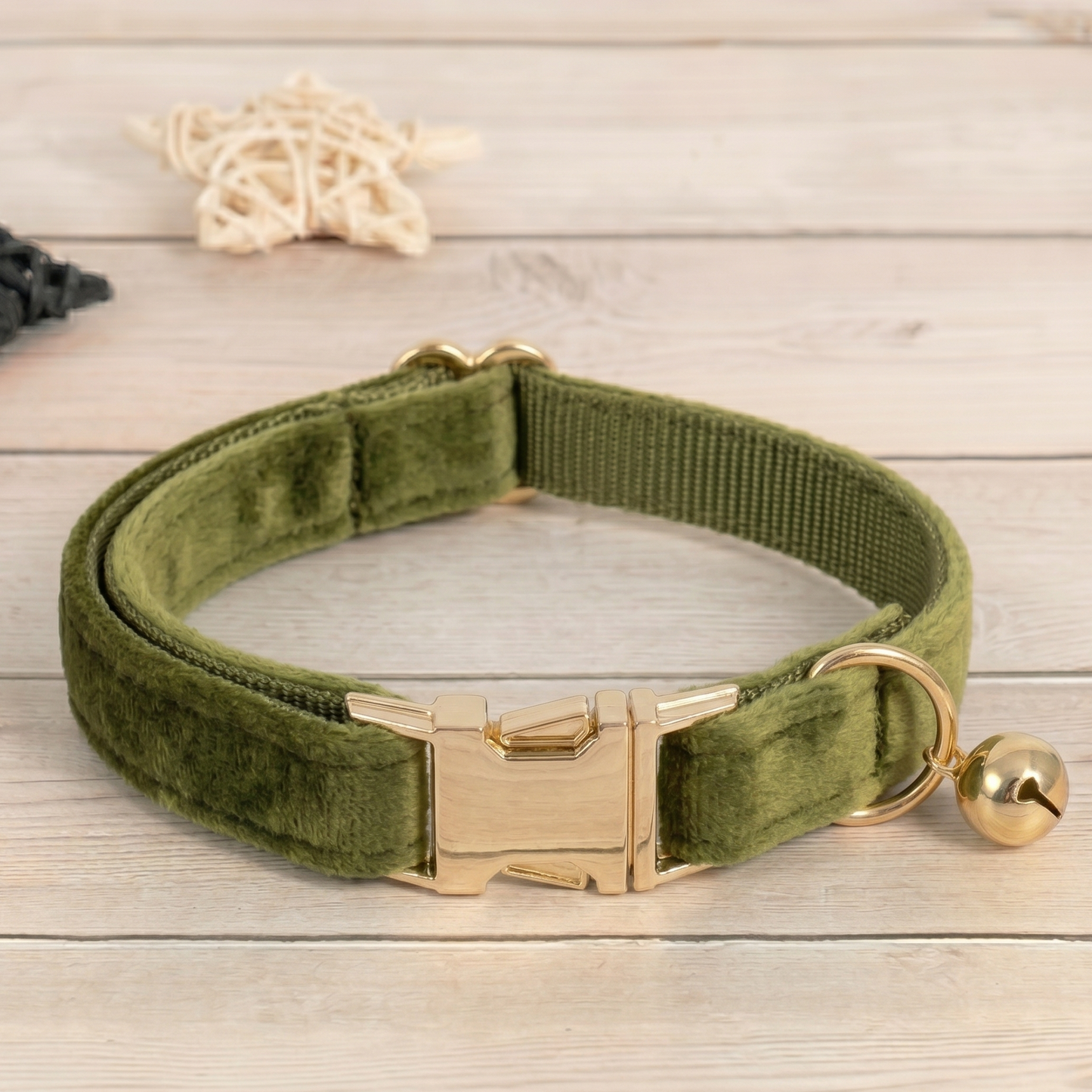 Collier chat et petit chien en velours vert pistache doux avec boucle dorée personnalisable et grelot doré, ajustable et élégant
