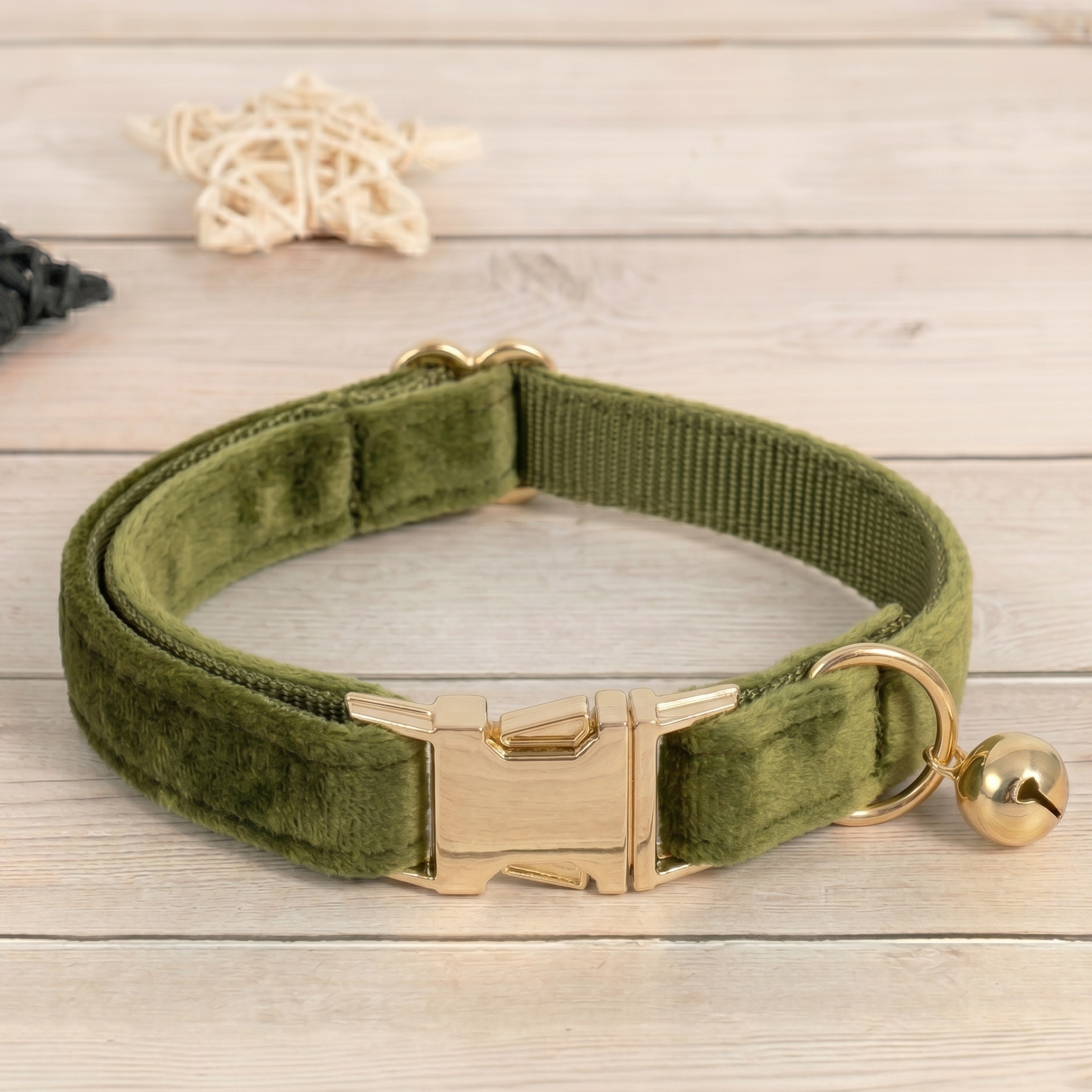 Collier chat et petit chien en velours vert pistache doux avec boucle dorée personnalisable et grelot doré, ajustable et élégant