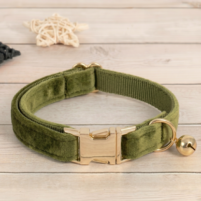 Collier chat et petit chien en velours vert pistache doux avec boucle dorée personnalisable et grelot doré, ajustable et élégant