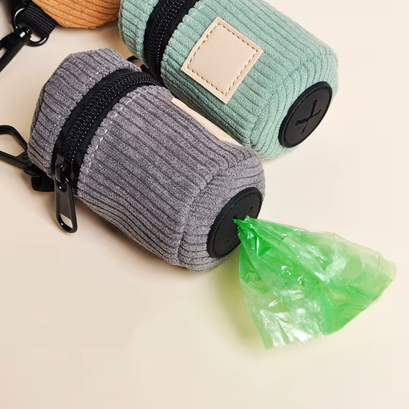 Housse distributeur de sacs à crottes pour chien en velours côtelé avec fermeture éclair et mousqueton, compact et pratique pour les balades
