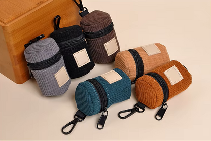 Housses distributeurs de sacs à crottes pour chien en velours côtelé avec fermeture éclair et mousqueton, compact et pratique pour les balades