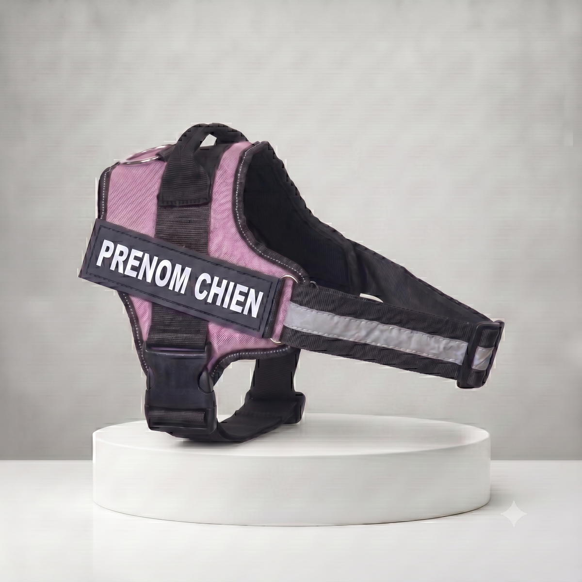 Harnais chien personnalisé mauve et noir avec patch prénom, bande réfléchissante et poignée de maintien, ajustable toutes tailles