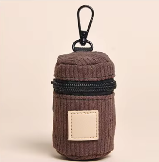 Housse distributeur de sacs à crottes pour chien en velours côtelé marron avec fermeture éclair et mousqueton, compact et pratique pour les balades