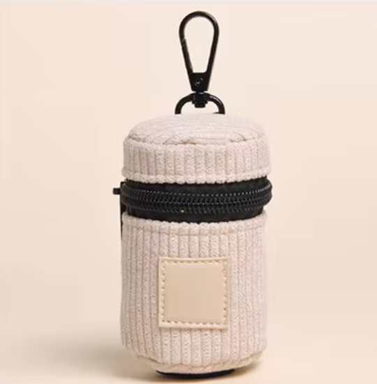 Housse distributeur de sacs à crottes pour chien en velours côtelé beige avec fermeture éclair et mousqueton, compact et pratique pour les balades
