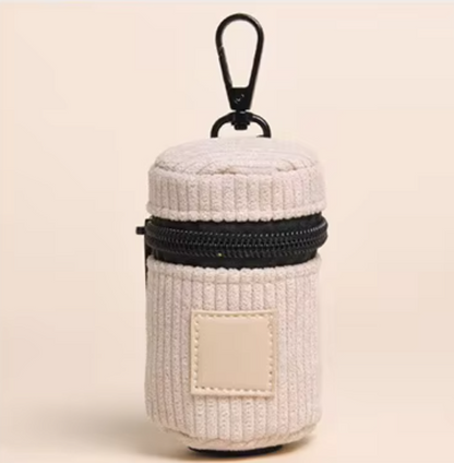 Housse distributeur de sacs à crottes pour chien en velours côtelé beige avec fermeture éclair et mousqueton, compact et pratique pour les balades