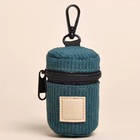 Housse distributeur de sacs à crottes pour chien en velours côtelé bleu avec fermeture éclair et mousqueton, compact et pratique pour les balades